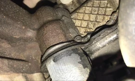 Ô tô bị rò rỉ dầu và nỗi lo hết bảo hành