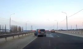 Ôtô tạt đầu khiến SUV mất lái