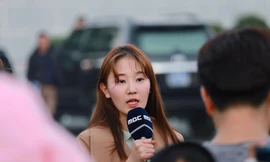 Nữ phóng viên Hàn xinh tươi đến đón đoàn quân HLV Park Hang-seo