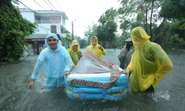 Ăn hỏi đúng ngày ngập lụt, nhà trai dùng phao chở sính lễ sang nhà gái