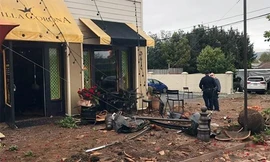 Ba mẹ con thoát chết khi ôtô mất lái lao vào nhà hàng