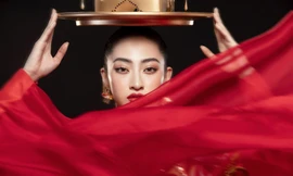 Hoa hậu Lương Thuỳ Linh đẹp mê hoặc trong điệu múa mâm vàng