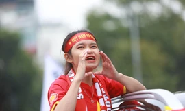 Mặc mưa gió, hàng trăm CĐV ra đường tiếp lửa cho tuyển Việt Nam