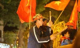 Tuyển Việt Nam thắng UAE, biển người xuống đường ăn mừng