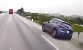 Tài xế ngủ gật, ôtô 'hạ gục' loạt cột mốc ven đường