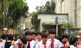 Đau thương, nước mắt trải dọc con phố tiễn đưa 8 học sinh chết đuối ở Hoà Bình