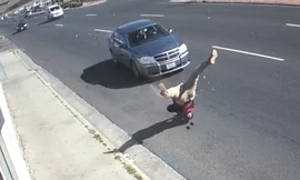 Húc vào ôtô quay đầu, lái xe máy văng xa hàng chục mét