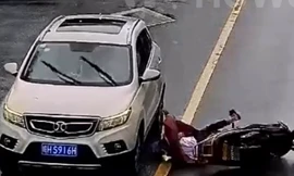 Mũ bảo hiểm đã cứu mạng sống người phụ nữ đi xe máy ra sao?