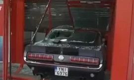 Bỏ lại Ford Mustang cổ giá trị để trộm 3 bộ máy chơi game