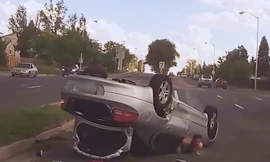 'Chạm nhẹ' vào Porsche 911, ôtô mất lái rồi lật ngửa