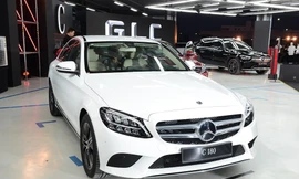 Mercedes-Benz C180 phả hơi nóng lên sedan phân khúc D