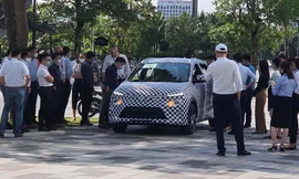 Ô tô điện đầu tiên của VinFast lộ ảnh thực tế