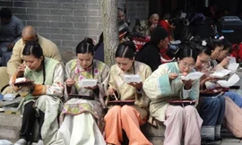 Hàng nghìn diễn viên quần chúng ăn mì gói chờ có việc vì dịch bệnh