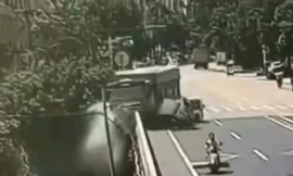 Sau khi 'làm việc tốt', xe tải rớt ngay xuống sông 