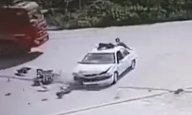 Va chạm cực mạnh, người lái xe máy văng lên nóc ôtô