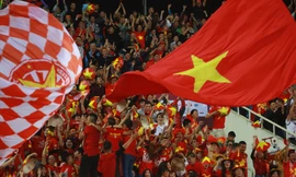 Cổ động viên Việt Nam ăn mừng, Mỹ Đình sôi trào như 'núi lửa' 