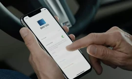 Người dùng có thể mở khóa ôtô với tính năng CarKey mới trên iOS 14. Ảnh: The Verge