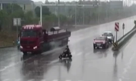 Cậu bé 14 tuổi vượt đèn đỏ, suýt nằm dưới bánh xe đầu kéo