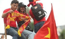 'Vị khách lạ' người Thái Lan trong đoàn CĐV Việt Nam