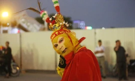 'Tôn Ngộ Không' đại náo Mỹ Đình trước trận Việt Nam vs Thái Lan