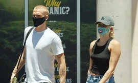 Miley Cyrus ‘thả rông’ táo bạo cùng bạn trai ra phố