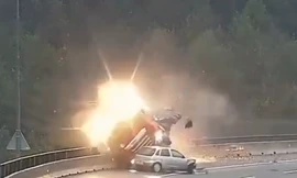 Ôtô con đâm xe bồn lao xuống vực sâu