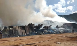 Cháy lớn ở khu công nghiệp Phú Tài, cột khói cao hàng trăm mét