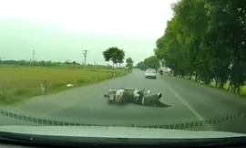 Thót tim với pha va chạm khiến xe máy suýt nằm dưới gầm ôtô