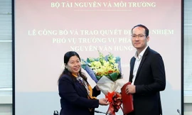 Thứ trưởng Nguyễn Thị Phương Hoa trao quyết định và chúc mừng đồng chí Nguyễn Văn Hùng.