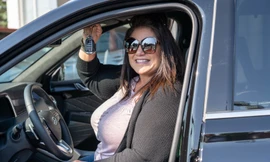 Nhận nuôi 4 đứa trẻ, cặp vợ chồng được tặng ôtô tiền tỷ