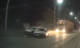 Ôtô cố vượt, đâm vào xe cảnh sát đang làm nhiệm vụ