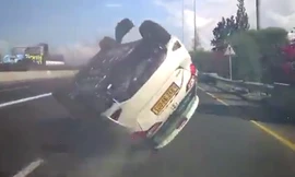 Va đuôi xe phía trước, Toyota Yaris lộn vòng