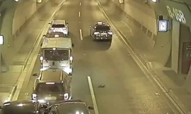 Ôtô 'nổi hứng' dừng lại giữa hầm gây ra tai nạn liên hoàn