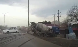 Mất lái, xe trộn bê tông gây tai họa