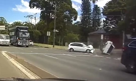 Mitsubishi Triton bị tông lật ngửa khi qua giao lộ