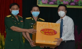 Đồng chí Võ Văn Thưởng, Ủy viên Bộ Chính trị, Thường trực Ban Bí thư tặng quà cho Sư đoàn 9.