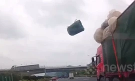 Vỡ kính chắn gió vì đồ rơi từ xe tải