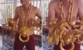 Lại thêm một 'đại gia khoe vàng' khiến dân mạng xôn xao