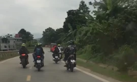 Nhóm 'phượt thủ' dàn hàng ngang không cho ôtô phía sau vượt