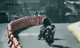 Đi ngược chiều, đánh võng húc vào xe máy khác