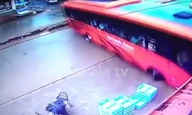 Xe buýt bỗng nhiên mất lái khiến hành khách 'thót tim'