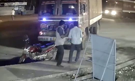 Pha chạy thoát xe tải mất lái ngoạn mục