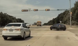 Pha vượt đèn đỏ khiến ai cũng phải 'ngước nhìn'