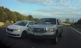 Xe bán tải mất kiểm soát, đâm vào các ôtô trên đường