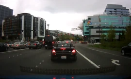 Cẩu tháp đổ sập 'gây tai họa' cho nhiều xe đang di chuyển trên đường