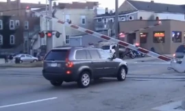 SUV dừng giữa đường ray khiến tàu hỏa phải phanh khẩn cấp