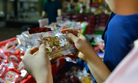 Bán tháo bánh Trung thu giá siêu rẻ, khách đổ xô mua