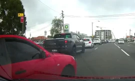 Sedan rẽ ẩu khiến ôtô phía sau bị lật giữa đường