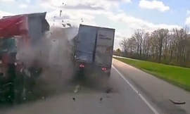 Container mất lái lao qua dải phân cách đâm vào xe ngược chiều