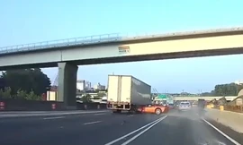 Xe thể thao Chevrolet Corvette mất lái, va chạm hai lần liên tiếp